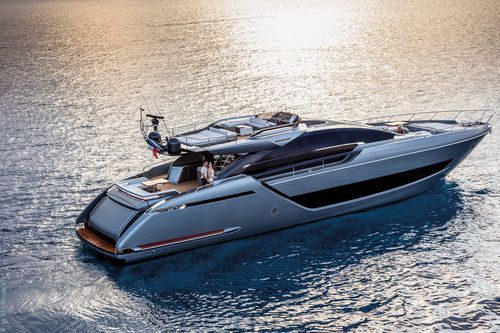 Motoryacht für Kreuzfahrten - 88' FOLGORE - Riva - Flybridge / V-Drive / 4 Kabinen
