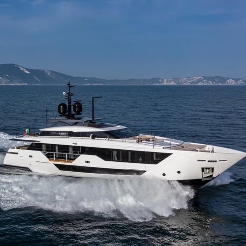 Superyacht für Kreuzfahrten - 106' - Custom Line Yacht - Flybridge / Shaft-Drive / 5 Kabinen
