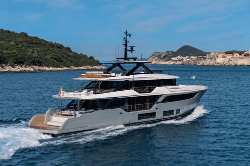 Superyacht für Kreuzfahrten - Navetta 38 - Custom Line Yacht - mit Steuerhaus / V-Drive / 5 Kabinen