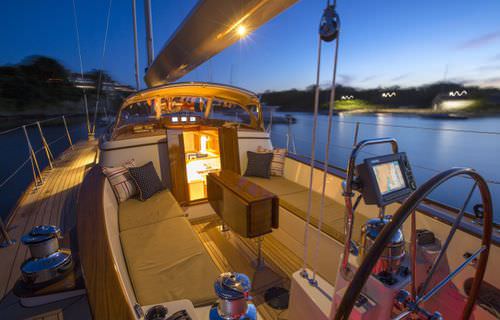 Segelyacht für Kreuzfahrten - M52 - Morris Yachts - traditionell / 2 Kabinen / mit offenem Heck
