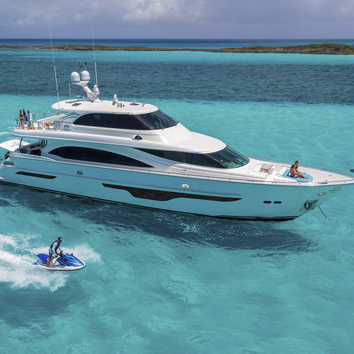 Traditionelle Motoryacht - E90 - Horizon - für Kreuzfahrten / mit geschlossener Flybridge / 6 Kabinen