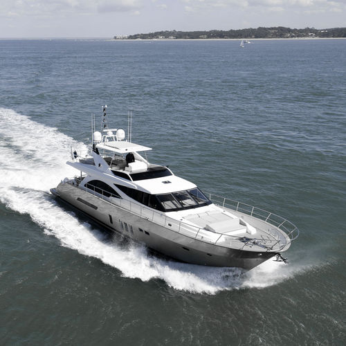 Motoryacht für Kreuzfahrten - 2300 - Couach - Flybridge / Shaft-Drive / 3 Kabinen