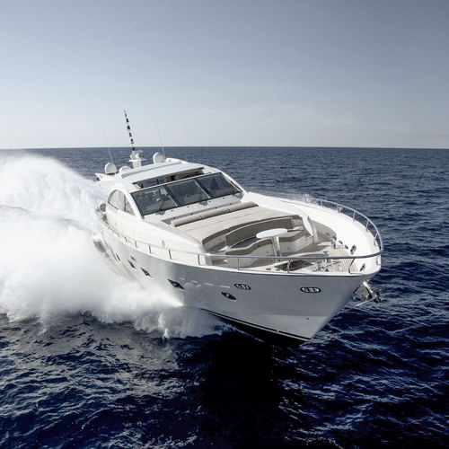 Motoryacht für Kreuzfahrten - 2800 - Couach - Hardtop / Surface-Drive / 4 Kabinen