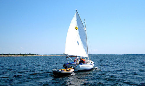 Traditionelles Segelboot - SUN CAT - Com-Pac Yachts - 2 Kojen / Catboat