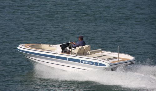 Innenborder-Konsolenboot - Chase Series 19 - Novurania - Diesel / mit Seitenkonsole / Sport