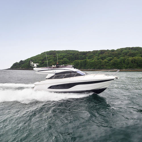 Express-Cruiser / Innenborder - F45 - Princess - zweimotorig / Verdränger Rumpf / Flybridge