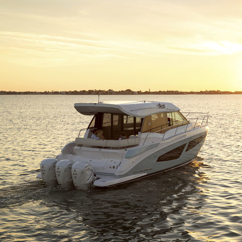 Express-Cruiser / Außenborder - 42 XO - Regal - dreimotorig / Flybridge / mit Kabine