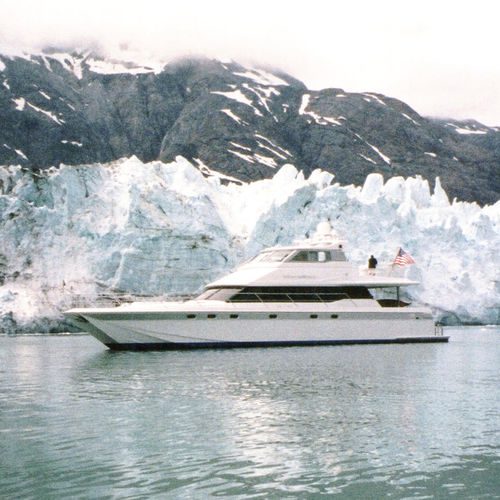 Katamaran-Motoryacht - NORTHSTAR - Warwick Yacht Design - für Kreuzfahrten / mit geschlossener Flybridge / Gleiter
