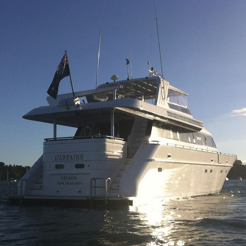 Motoryacht für Kreuzfahrten - L’AFFAIRE - Warwick Yacht Design - Flybridge / mit Steuerhaus / Verdränger