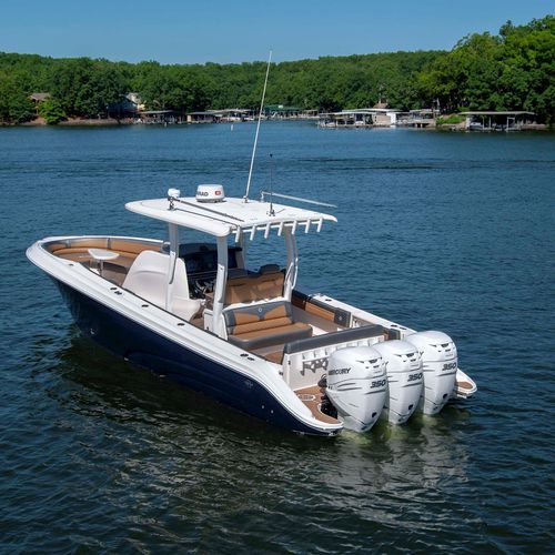 Außenborder-Konsolenboot - 39NX - Fountain Powerboats - dreimotorig / mit Mittelkonsole / Sportfischer