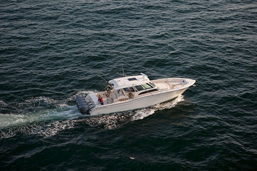 Express-Cruiser / Außenborder - Canyon 456 - Grady-White - viermotorig / mit geschlossenem Cockpit / mit Mittelkonsole