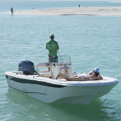 Bay-Boat / Außenborder - 19 ULTRA - Carolina Skiff - mit Mittelkonsole / Sportfischer / max. 10 Personen