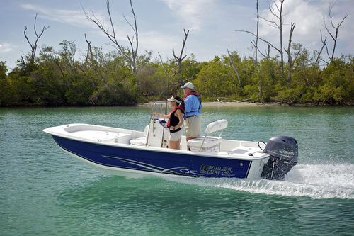 Bay-Boat / Außenborder - 17 DLX - Carolina Skiff - mit Mittelkonsole / Sportfischer / max. 8 Personen