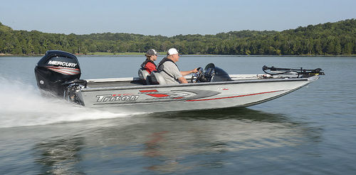 Bass-Boat / Außenborder - 17 TX - Triton Boats - mit Seitenkonsole / Sportfischer / max. 4 Personen