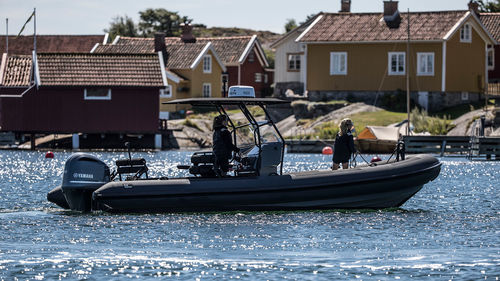 Außenborder-Schlauchboot - R8 Series - RUPERT MARINE - halbstarr / mit Mittelkonsole / mit Jockey-Konsole