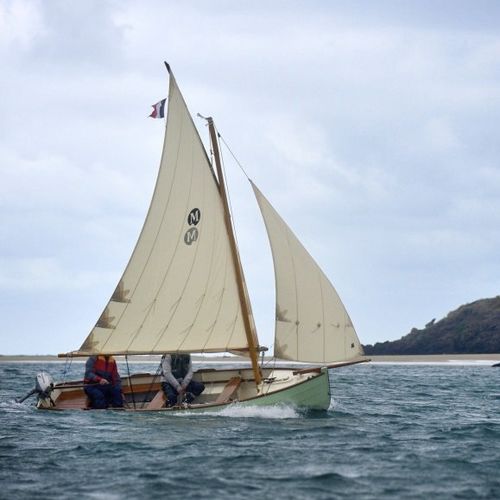 Traditionelles offenes- Segel und Ruderboot - MINAHOUËT - Grand Largue - Regatta / mit offenem Heck / Sloop