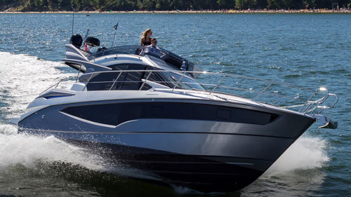 Express-Cruiser / Innenborder - 360 FLY - Galeon - zweimotorig / Flybridge / max. 10 Personen