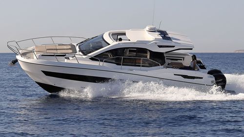 Express-Cruiser / Außenborder - S37-X - Karnic - zweimotorig / Hardtop / max. 12 Personen