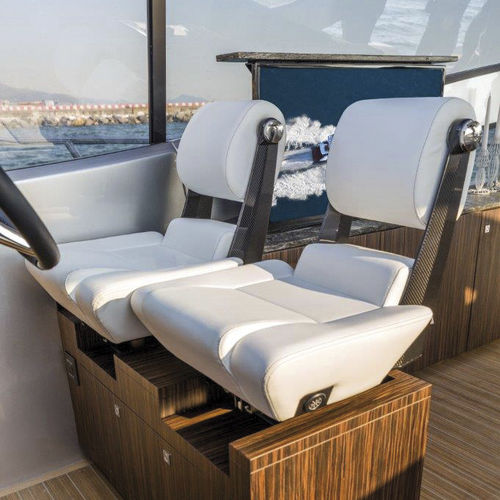 Steuermannsitz - P 451 Flybridge - Besenzoni SpA - für Boot / einstellbar / elektrisch