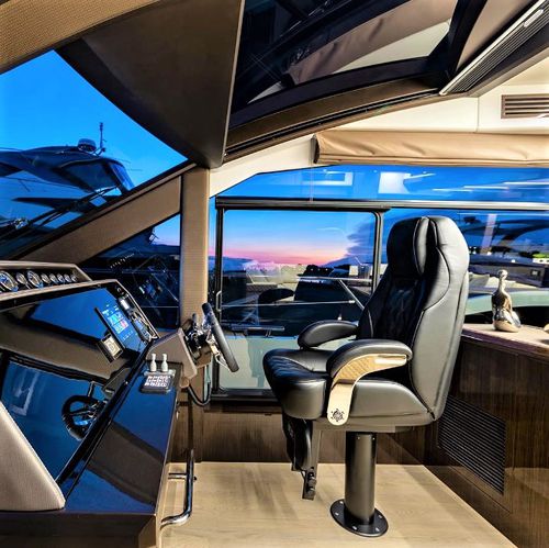Steuermannsitz - P 438 INFINITY - Besenzoni SpA - für Boot / mit Armlehnen / einstellbar