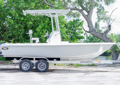 Bay-Boat / Außenborder - 218 - Dusky Marine - mit Mittelkonsole / Open / Sportfischer