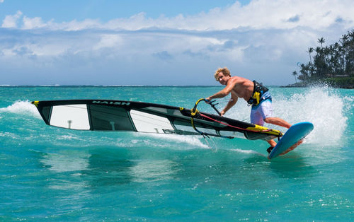 Windsurf-Segel / Freeride - SL - Naish Windsurfing - Slalom / Geschwindigkeit / 7 Segellatten