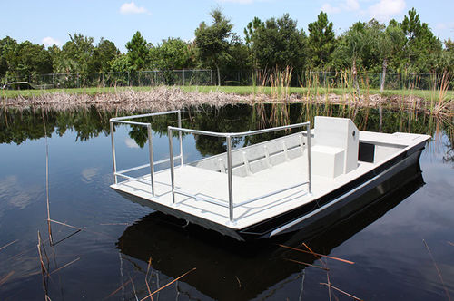Jon-Boat / Außenborder - Diamond Back Airboats - mit Mittelkonsole