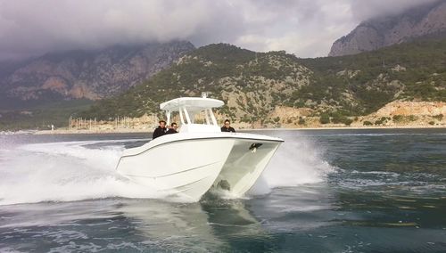 Cabin-Cruiser / Katamaran - 30′ Sport Fisher  - Hysucat - Außenborder / zweimotorig / Hardtop