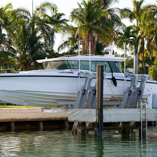 Bootslift - Golden Boat Lifts & Marine Systems - stegmontiert