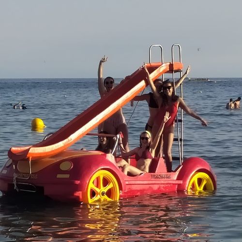 Tretboot / 4 Plätze - HIDROBEETLE - AVENTURAS AQUATICAS - LA NORIA - Polyethylen / mit Rutschbahn / motorisiert