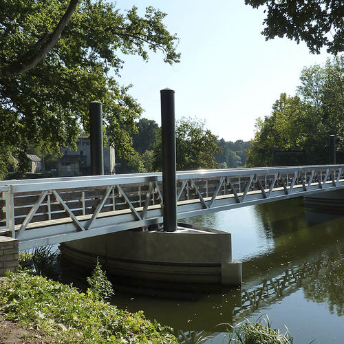 Gangway für Yachthafen - RIVER CROSSING - Metalu Industries International - schwimmend / mit Geländer