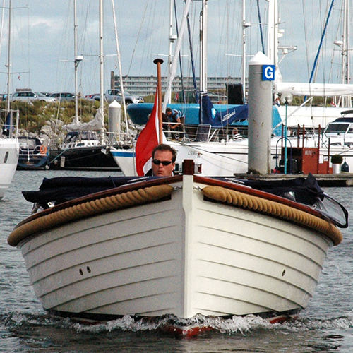 Innenborder-Konsolenboot - 21 CS & ROYAL  - Moonday Yachts - mit Mittelkonsole / klassisch / Sonnendeck