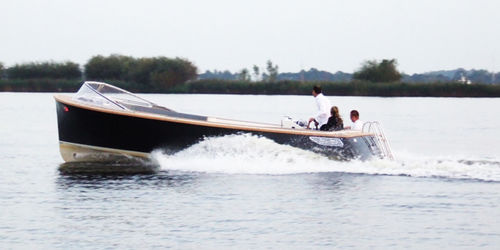 Innenborder-Yachttender - 800 - Moonday Yachts - einmotorig / mit Mittelkonsole / Open