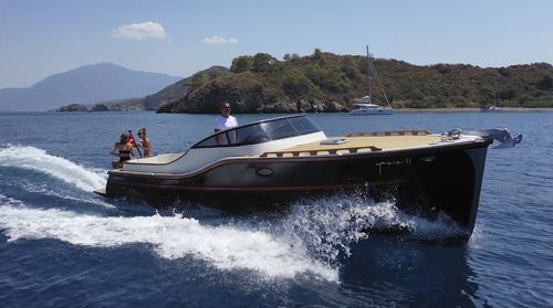 Cabin-Cruiser / Innenborder - 31 BOSPHORUS LE - Moonday Yachts - Open / Sonnendeck / für Teak-Deck