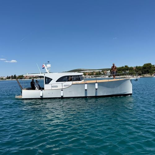 Express-Cruiser / Innenborder - Power 39 - Enavigo Yachts - Hardtop / Holz / 2 Kabinen
