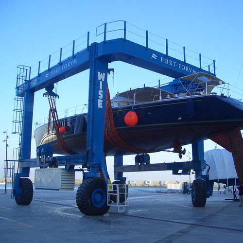 Vierradantriebs-Travellift - Wise Boat Hoists - mit breitenverstellbarer Querstrebe