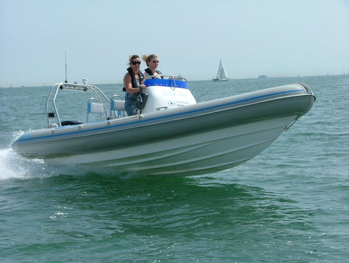 Außenborder-Schlauchboot - RIB 585 - Solent Ribs - halbstarr / mit Jockey-Konsole / max. 8 Personen