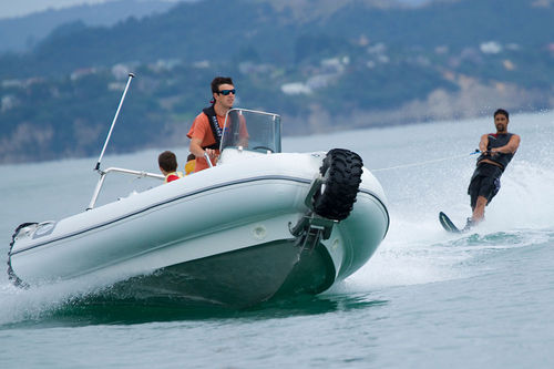 Außenborder-Schlauchboot - 7.1M - Sealegs International Limited - halbstarr / mit Mittelkonsole / Open