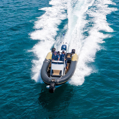 Außenborder-Schlauchboot - 7.5M - Sealegs International Limited - halbstarr / RIB / mit Mittelkonsole