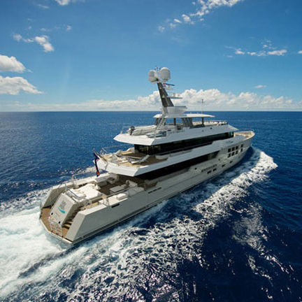 Luxus-Superyacht / für Expeditionen - Big Fish - McMullen & Wing - mit Steuerhaus / Verdränger / Stahl