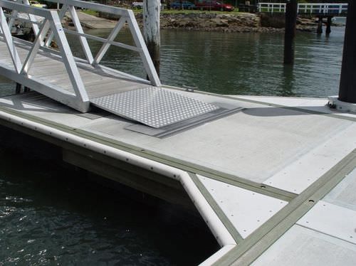 Steg-Bodenbelag / Beton - Marina Dock Systems