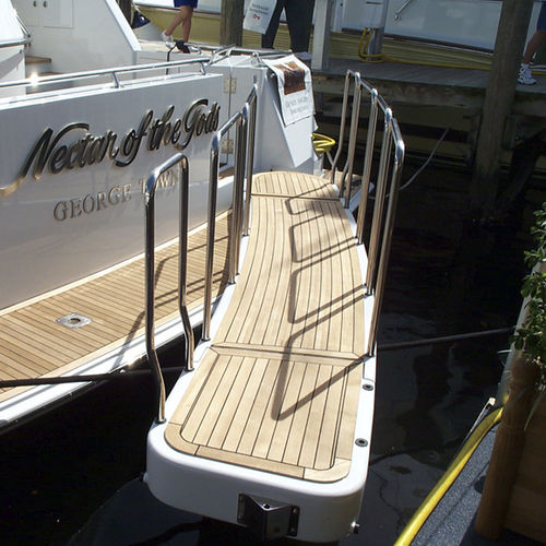 Gangway für Yacht - Mar Quipt - Teleskop / schwenkbar / versenkbar