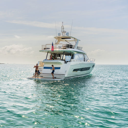Motoryacht für Kreuzfahrten - 690 - Prestige Yachts - Flybridge / IPS / 3 Kabinen