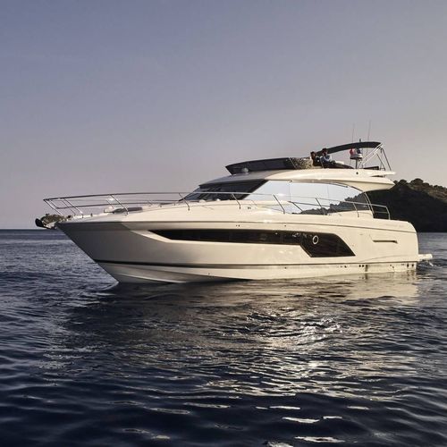 Motoryacht für Kreuzfahrten - 590 - Prestige Yachts - Flybridge / Innenborder / V-Drive