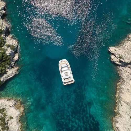 Katamaran-Motoryacht - M8 - Prestige Yachts - für Kreuzfahrten / Flybridge / Innenborder