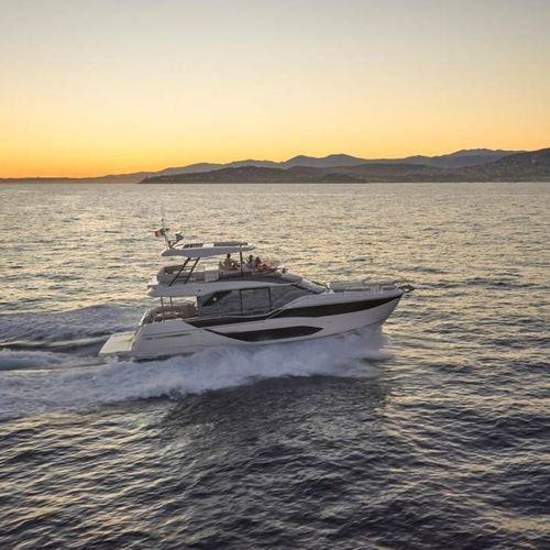 Flybridge-Motoryacht - F5.7 - Prestige Yachts - für Kreuzfahrten / Hardtop / Innenborder