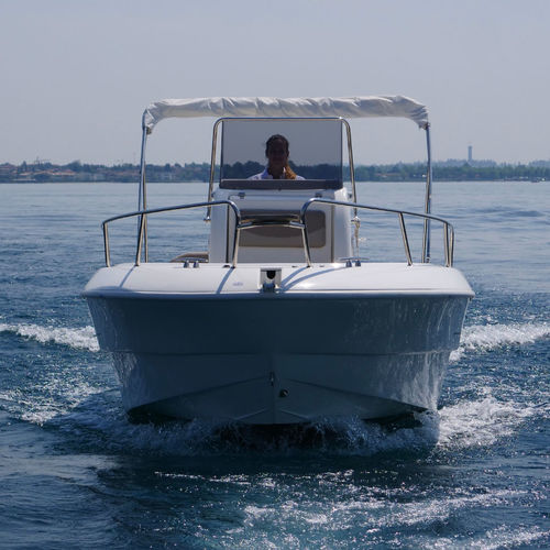 Außenborder-Konsolenboot - BRAVA 22  - Mingolla Cantiere Nautico srl - mit Mittelkonsole / max. 8 Personen / Sonnendeck