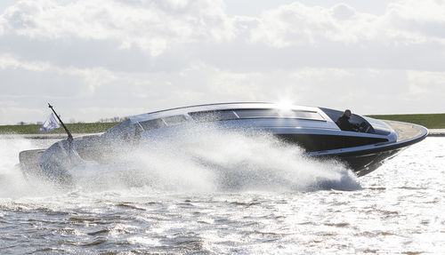 Express-Cruiser / Innenborder - CUSTOM LIMOUSINE 11.6m - Yachtwerft Meyer - zweimotorig / Open / max. 12 Personen