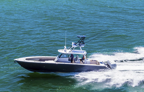 Außenborder-Konsolenboot - 42 FEARLESS - Metal Shark Aluminum Boats - viermotorig / mit Mittelkonsole / Flybridge