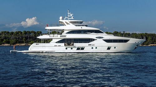 Superyacht für Kreuzfahrten - 110 - Majesty Yachts - schnell / Flybridge / mit Steuerhaus